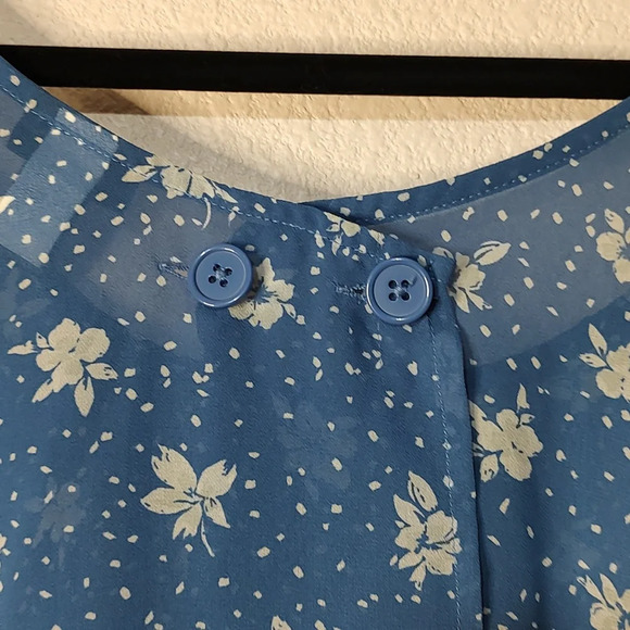 Torrid Blue and White Sleeveless Floral Top Size 2 - Picture 3 of 5